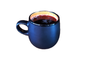 Café Americano servido en taza negra sobre una mesa de madera