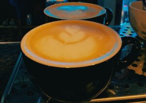 Banner con tazas de café latte